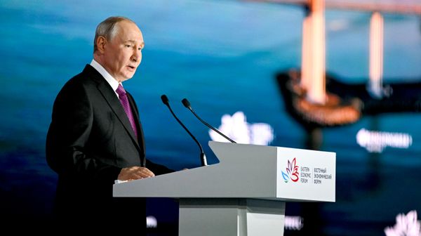 Президент РФ Владимир Путин на пленарной сессии Восточного экономического форума