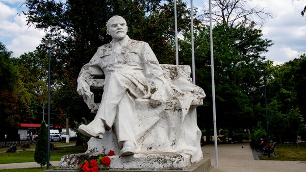 Памятник В.И. Ленину на привокзальной площади в Симферополе