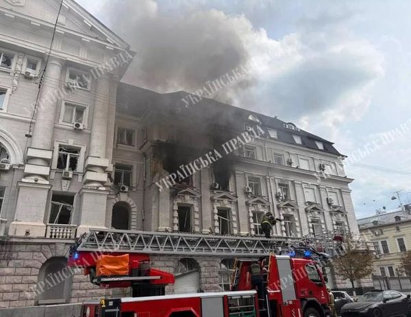 Пожар после взрыва в здании СБУ в Киеве
