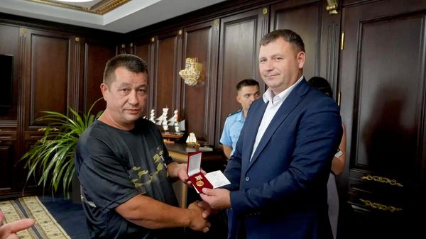 В Керчи наградили жителя Курска, который спас девушку