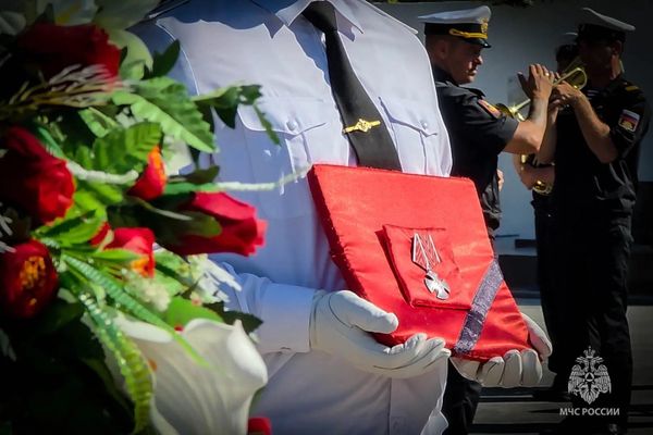 Севастополь проводил в последний путь героев – пиротехников МЧС России