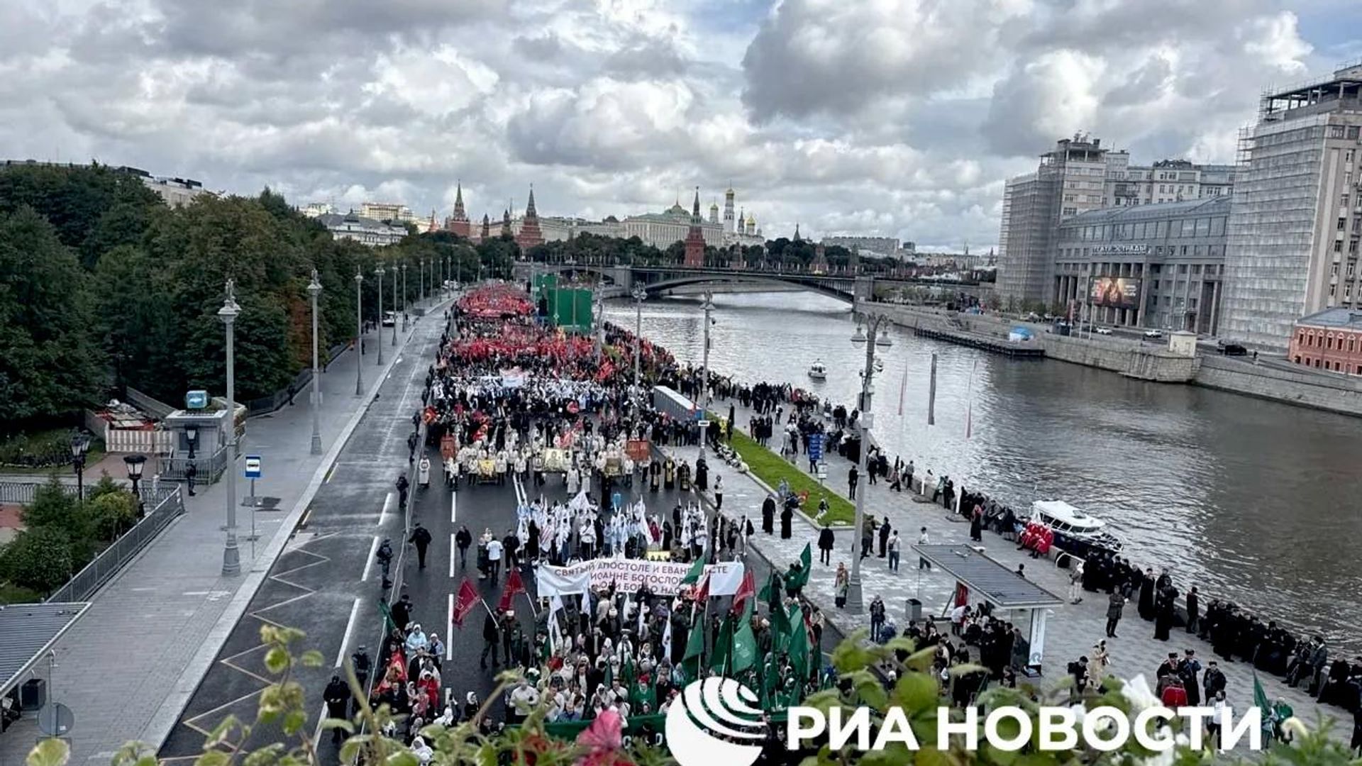 В Москве тысячи людей ждут начала крестного хода с мощами Дмитроия Донского В Москве тысячи людей ждут начала крестного хода с мощами Дмитроия Донского - РИА Новости, 1920, 06.09.2026