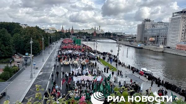 В Москве тысячи людей ждут начала крестного хода с мощами Дмитроия Донского