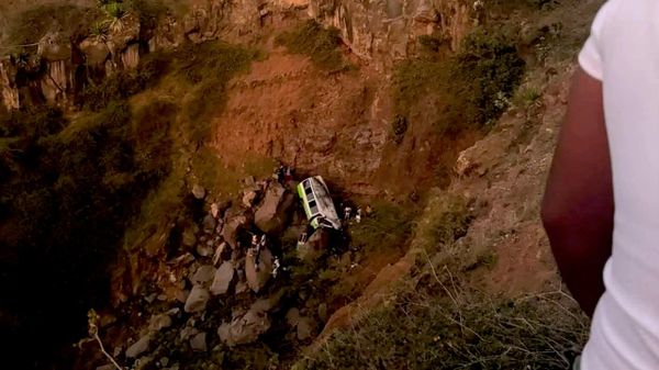 Более 20 детей погибли при падении автобуса в пропасть в Кабо-Верде