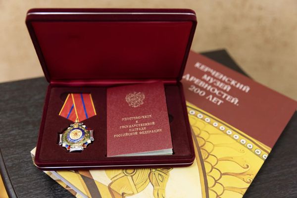 Вручение коллективу Восточно-Крымского историко-культурного музея-заповедника ордена За заслуги в культуре и искусстве