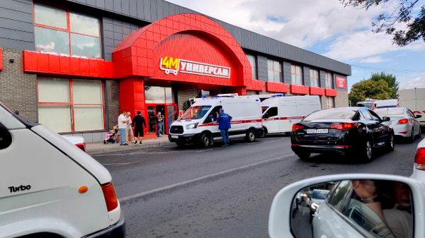 В Симферополе автобус врезался в здание ТЦ