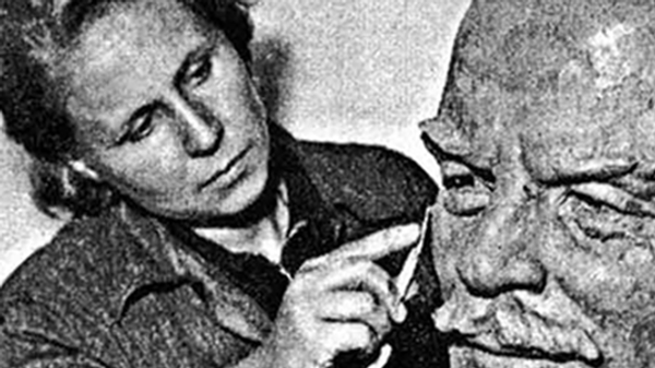 Симферопольская скульптор Нина Петрова создала десятки различных Лениных. Фото с портала Симферополь вчера и сегодня