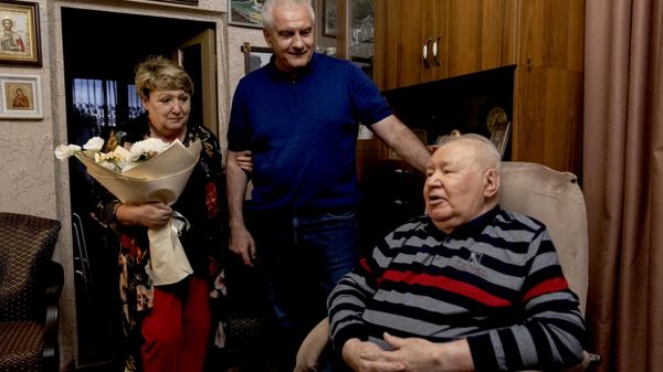 Сергей Аксенов вручил Александру Форманчуку нагрудный знак, диплом и удостоверение о присвоении звания Почетный гражданин Республики Крым