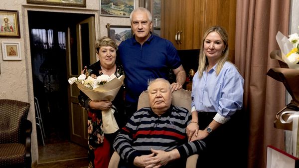 Сергей Аксенов вручил Александру Форманчуку нагрудный знак, диплом и удостоверение о присвоении звания Почетный гражданин Республики Крым