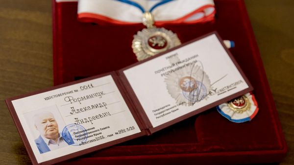 Сергей Аксенов вручил Александру Форманчуку нагрудный знак, диплом и удостоверение о присвоении звания Почетный гражданин Республики Крым