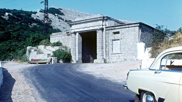 Байдарские ворота - перевал через гряду Крымских гор из Байдарской долины к побережью Черного мор