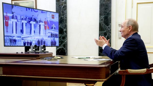 Президент Владимир Путин принял участие в подписании договора на поставку самолетов МС-21-310