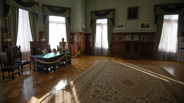 Кабинет императора Николая Второго с его восковой фигурой в Ливадийском дворце.