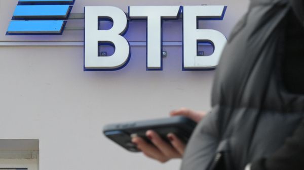 Вывеска ВТБ-банка в Москве