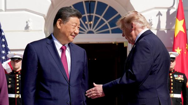 Президент США Дональд Трамп приветствует председателя КНР Си Цзиньпина 