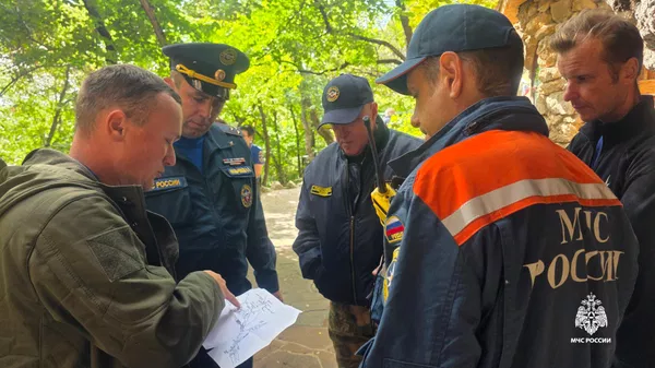 Поиски пропавших туристов впещере в Крыму