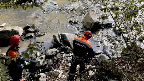 В Сочи туристка застряла на камне посреди горной реки