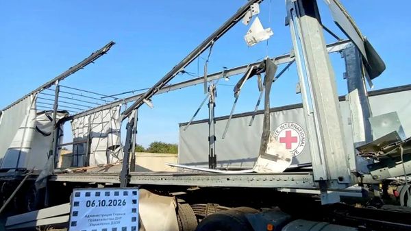 Украинские боевики нанесли удары по грузовикам и складу с гумпомощью Международного красного креста в Донецке