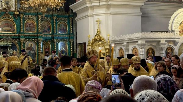 В Симферополе проходит литургия перед переносом мощей святителя Луки