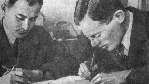 Процесс совместной работы Ильфа и Петрова. Фоторепродукция из книги Л. М. Яновской 'Почему вы пишите смешно? Об И. Ильфе и Е. Петрове, их жизни и их юморе' 
