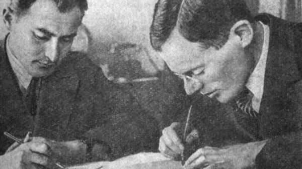 Процесс совместной работы Ильфа и Петрова. Фоторепродукция из книги Л. М. Яновской 'Почему вы пишите смешно? Об И. Ильфе и Е. Петрове, их жизни и их юморе' 