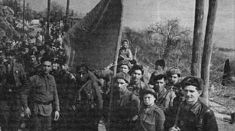 Партизаны 10-го ялтинского партизанского отряда. Фотокопия  иллюстрации из газеты Советский Крым