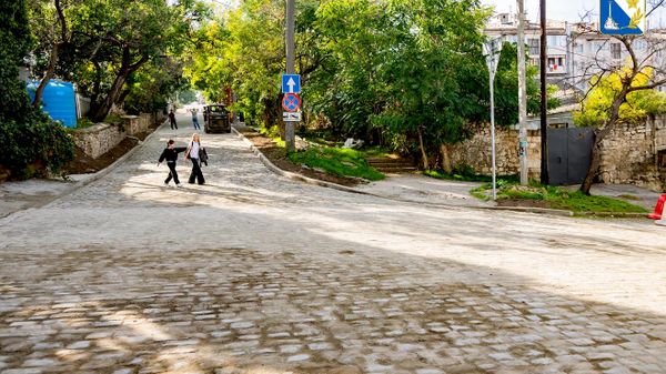 На улицу Демидова в Севастополе вернули историческую брусчатку