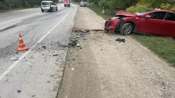 В Севастополе столкнулись две иномарки: три человека пострадали