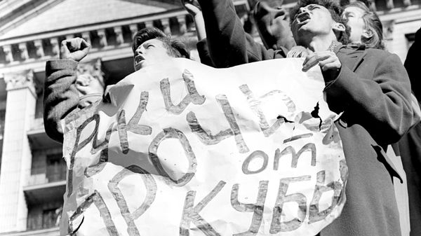 Пикет под лозунгом Руки прочь от Кубы! в Москве во время Карибского кризиса 1962 года. Пикет под лозунгом Руки прочь от Кубы! в Москве во время Карибского кризиса 1962 года.