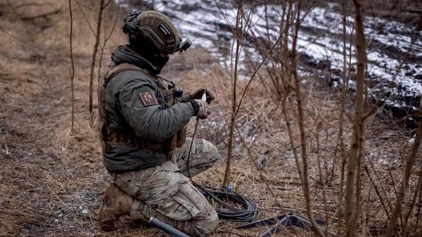 Украинский военнослужащий 47-й бригады готовит спутниковую интернет-систему Starlink . Архивное фото