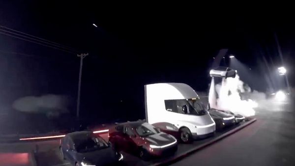 Видео с презентации летающей Tesla
