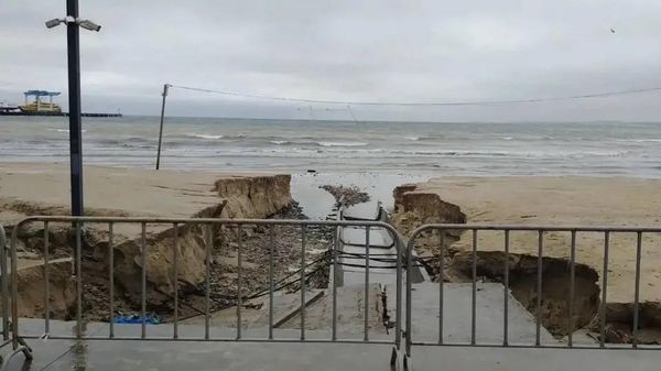На центральном пляже Анапы ликвидируют последствия залпового ливня