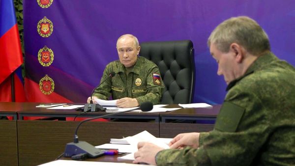 Президент Владимир Путин посетил вспомогательный пункт управления объединенной группировки войск