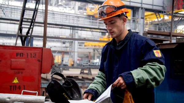 Ученики на Керченском судостроительном заводе им. Бутомы