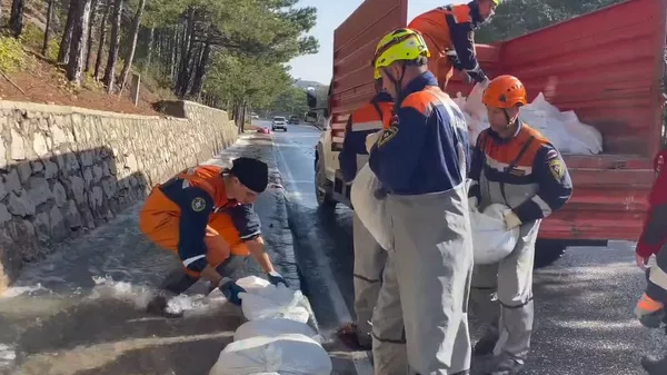 Паводок вышел на дорогу Ялта - Севастополь в Крыму