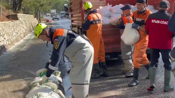 Паводок вышел на дорогу Ялта - Севастополь в Крыму