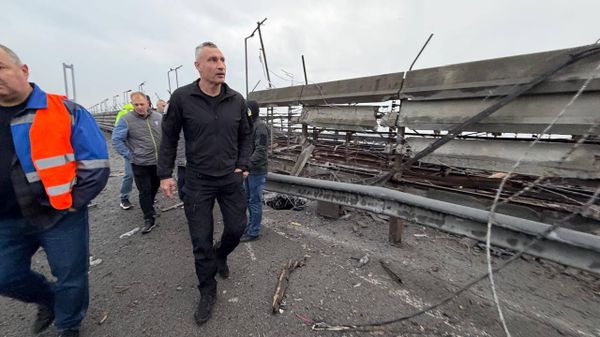 Мэр Киева Виталий Кличко осматривает поврежденный Южный мост