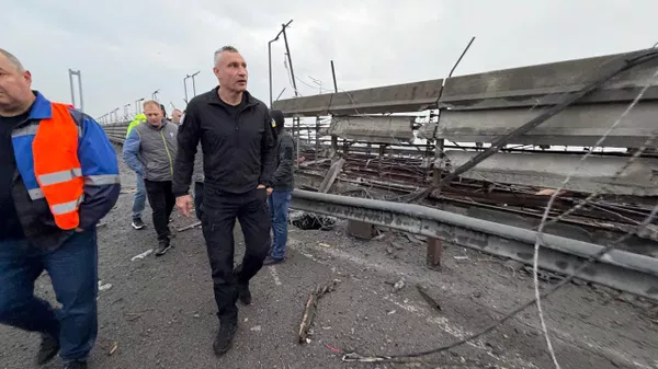 Мэр Киева Виталий Кличко осматривает поврежденный Южный мост