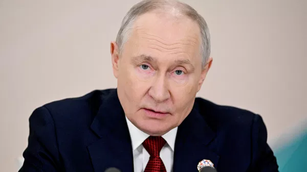 Президент РФ Владимир Путин выступает с заявлением для СМИ после пленарного заседания III Саммита Россия - Африка в Москве