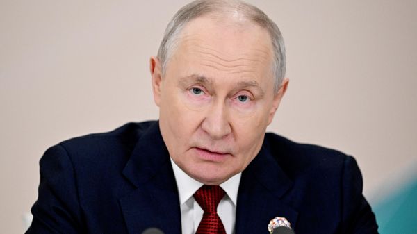 Президент РФ Владимир Путин выступает с заявлением для СМИ после пленарного заседания III Саммита Россия - Африка в Москве