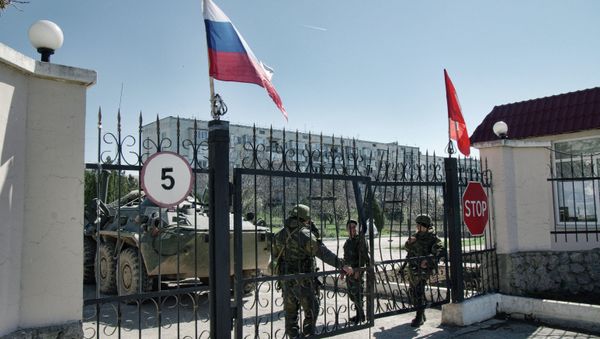 Военнослужащие в районе военной части у аэропорта Бельбек