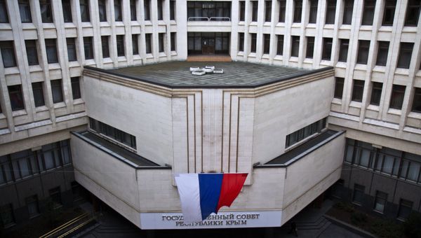 Российский флаг у здания Государственного Совета Республики Крым
