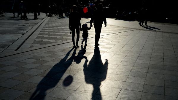 Отдыхающие на набережной в Ялте