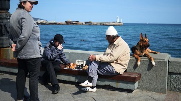 Отдыхающие играют в шахматы на набережной в Ялте. Архивное фото