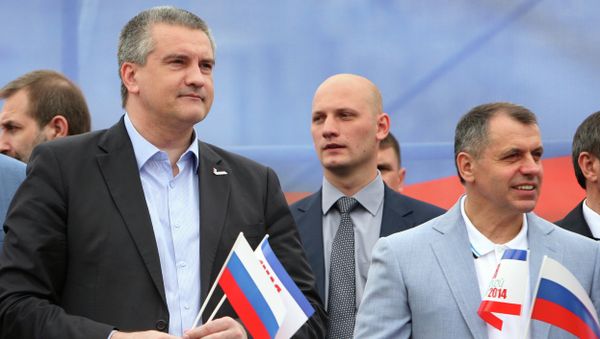 Виктор Агеев, Сергей Аксенов, Владимир Константинов на первомайской демонстрации в Симферополе