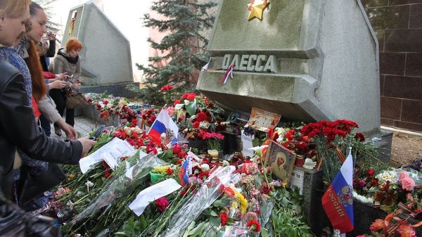 Цветы у памятника городу-герою Одессе в Севастополе 9 мая Цветы у памятника городу-герою Одессе в Севастополе 9 мая