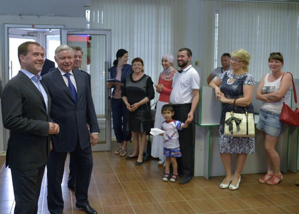 Дмитрий Медведев во время посещения Управления Федеральной миграционной службы городя Севастополя