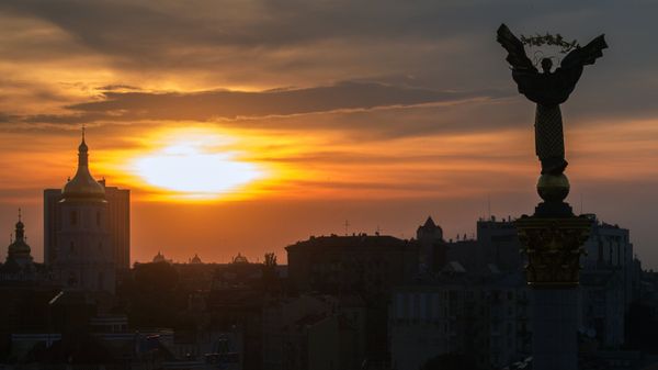 Закат на площади Независимости в Киеве