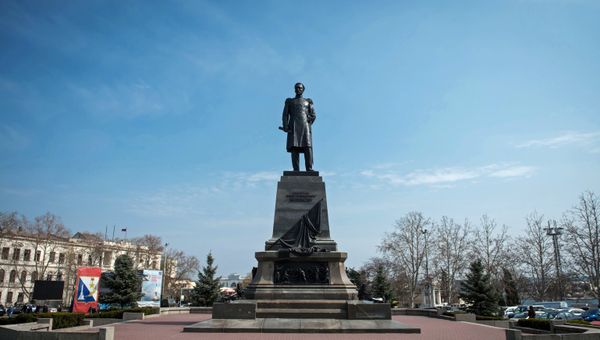 Памятник адмиралу Павлу Нахимову на площади Нахимова в городе Севастополе Памятник адмиралу Павлу Нахимову на площади Нахимова в городе Севастополе