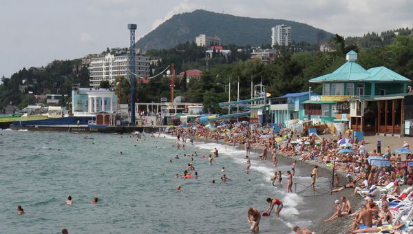 Отдыхающие на центральном пляже Алушты